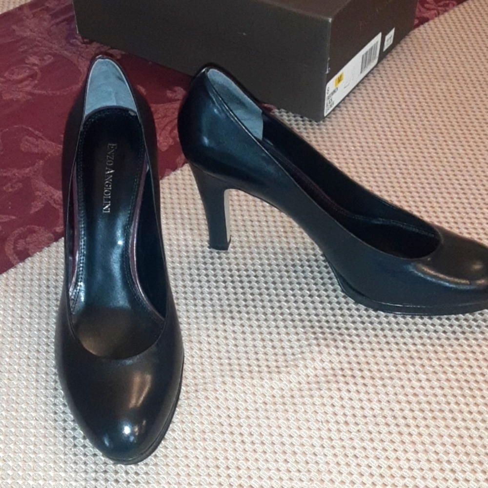 Gorgeous black high heel leather pumps